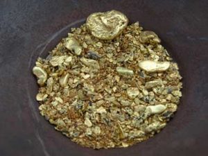 Potongan batu-batuan emas. | Sumber: http://www.goldgold.com/wp-content/uploads/2012/01/gold_with_nuggets1.jpg